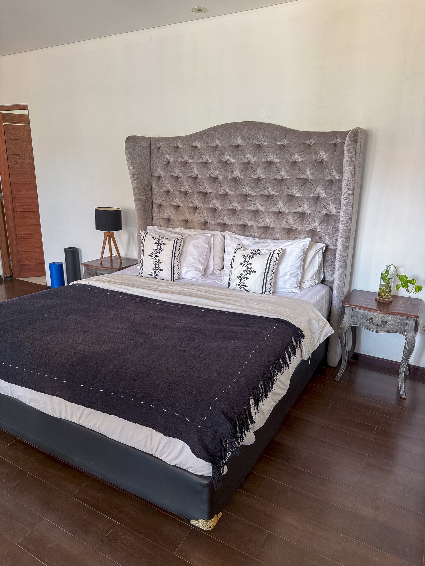 Charming Spanish-Mediterranean Villa Room